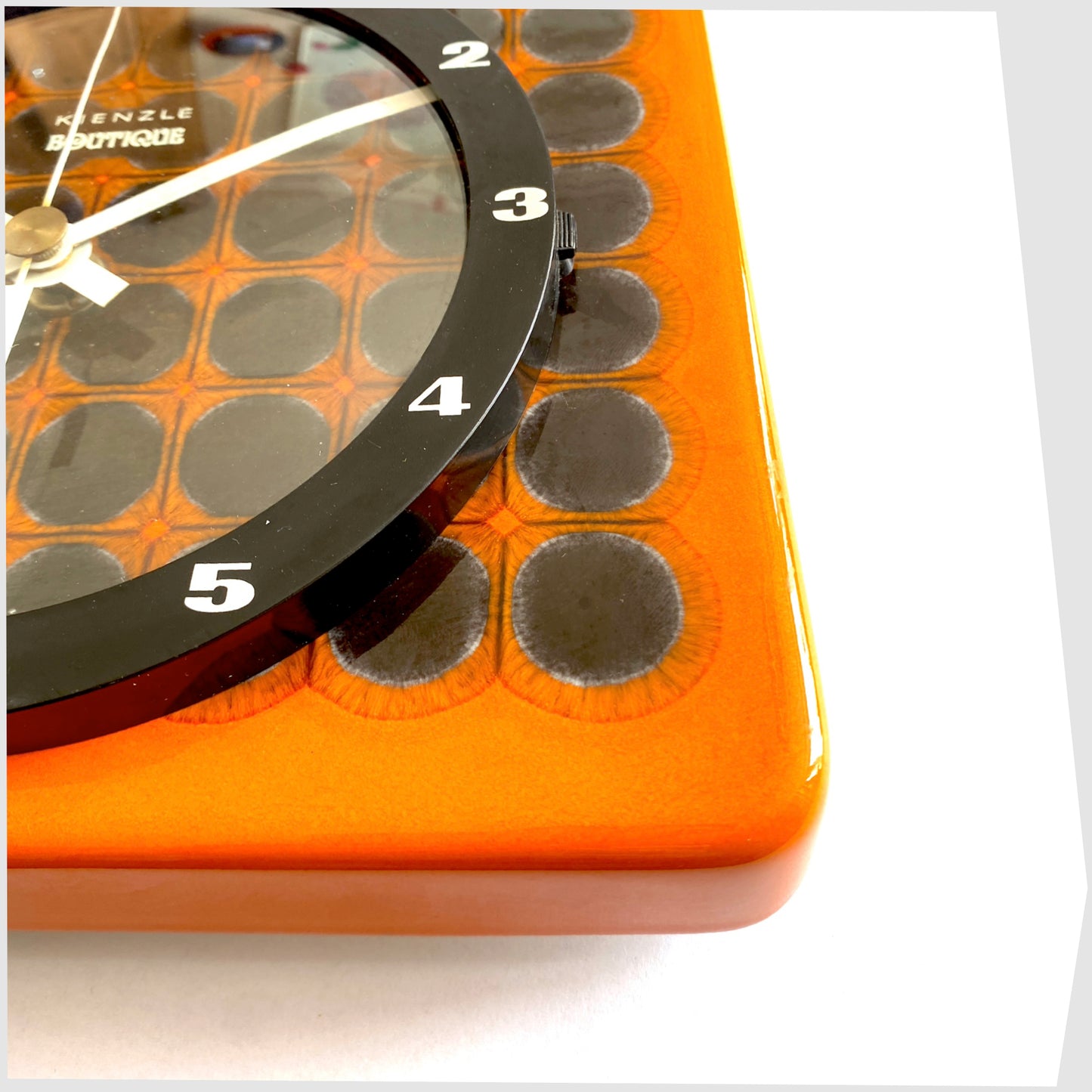 circular pattern on the kienzle boutique wall clock