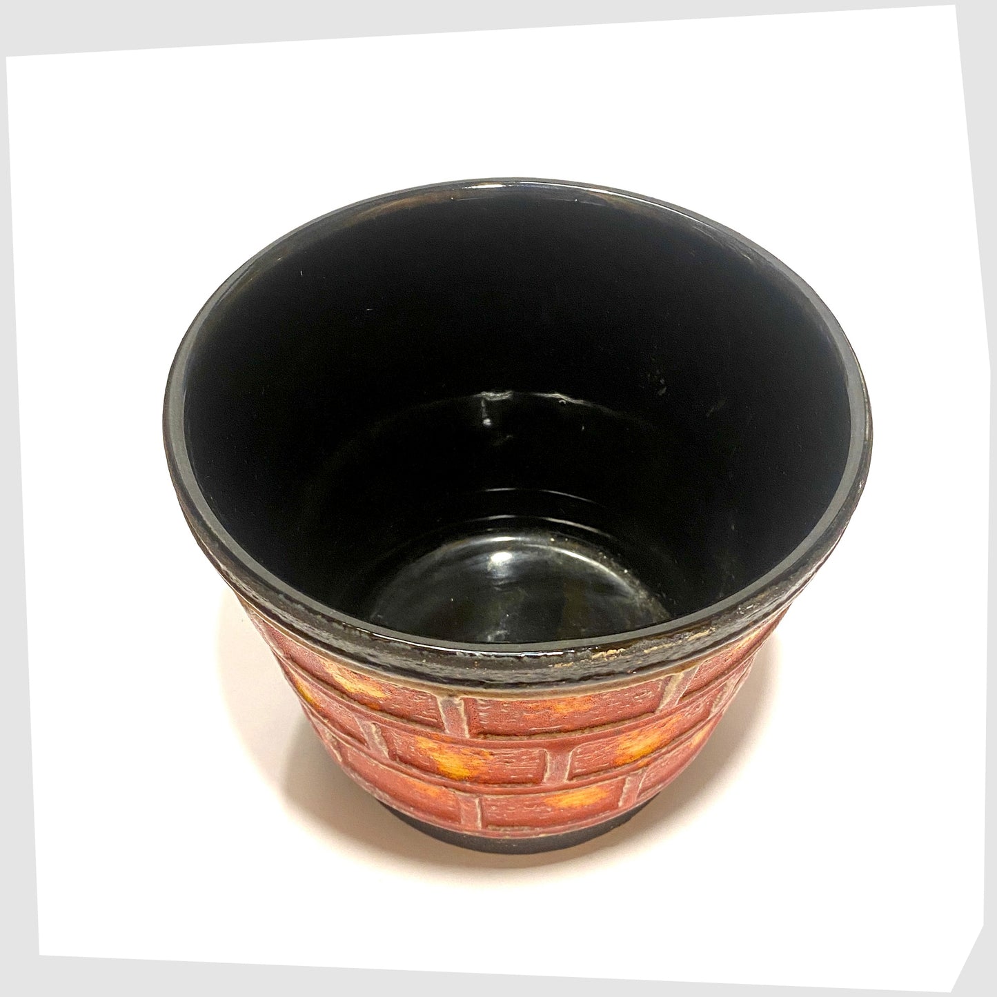 inner rim of the West German Pottery U-Keramik 207/17 Planter in a red and orange tile pattern