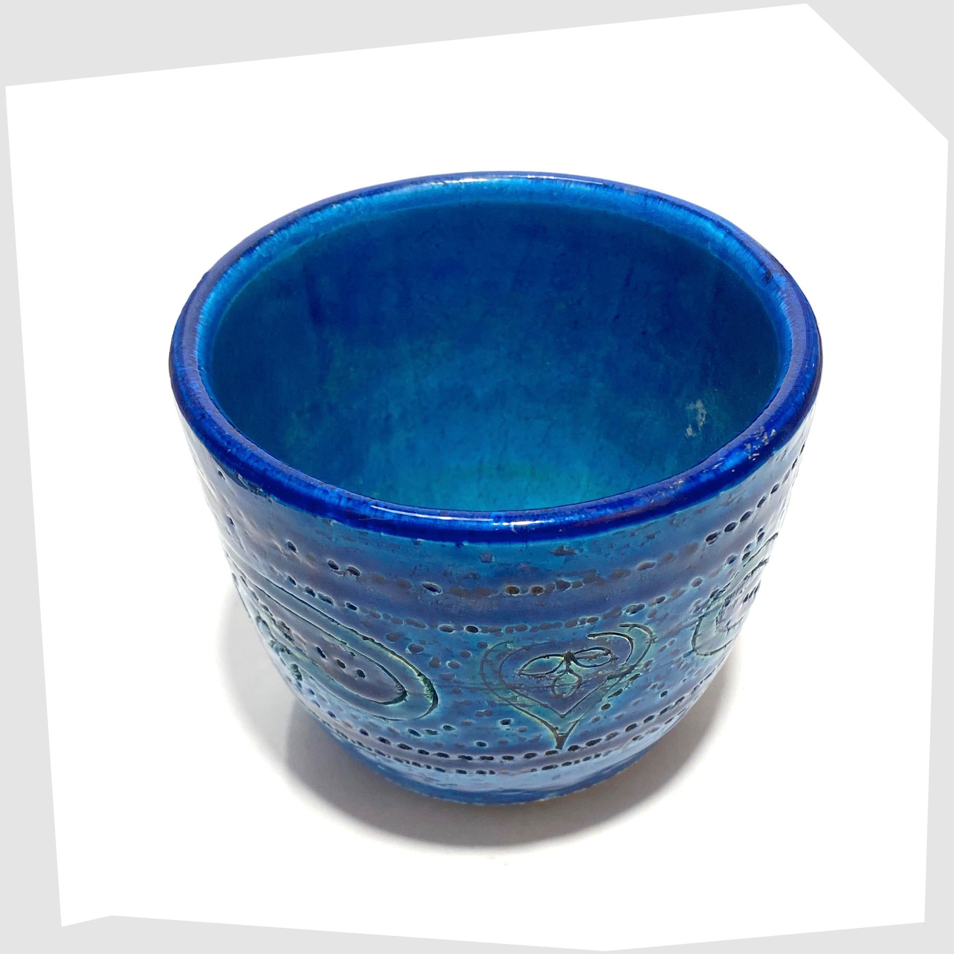 Top rim and inner glaze on the Bitossi Liberty Planter in rimini blue glaze with flowing paisley pattern shown on a white background