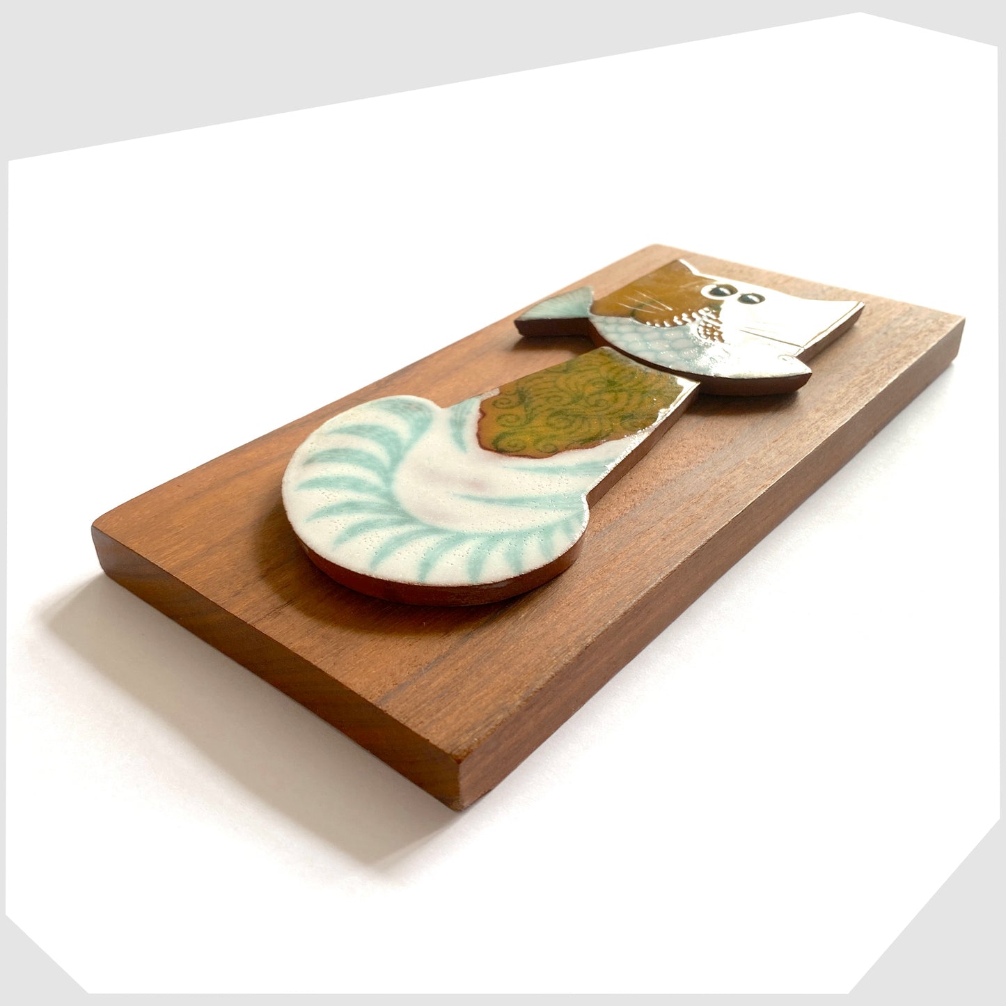 Cat With Fish Hornsea Muramic Wall Tile of a ceramic cat shaped tile mounted onto a wooded plaque
