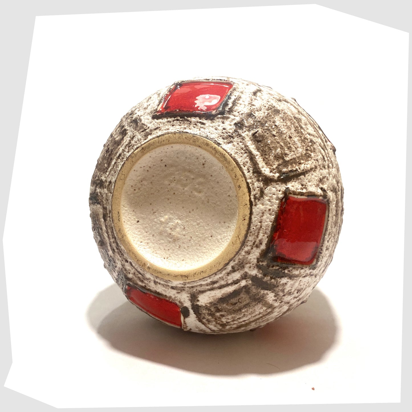 base of the Schlossberg Keramik 259-14 Vase in light coloured fat lava with red squares