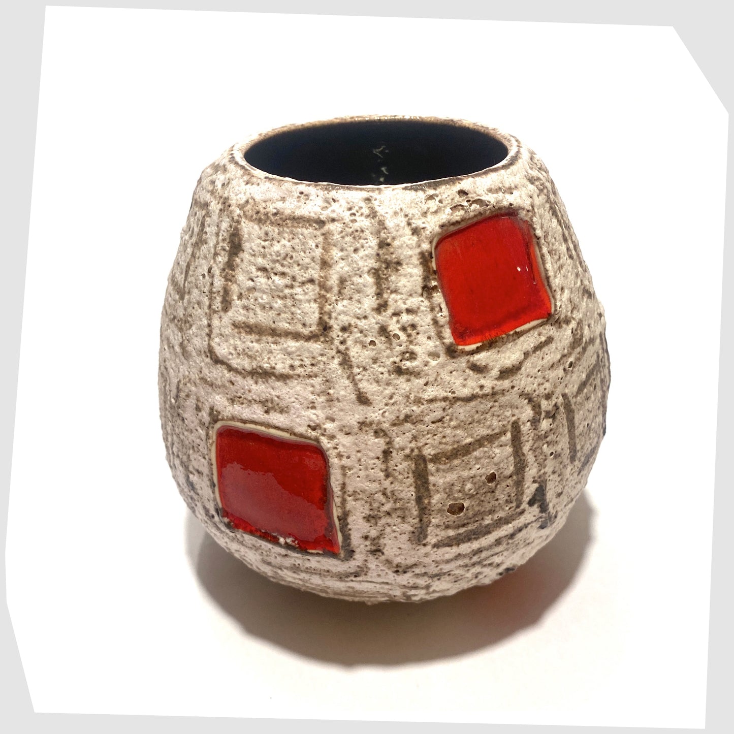 top rim of the Schlossberg Keramik 259-14 Vase in light coloured fat lava with red squares