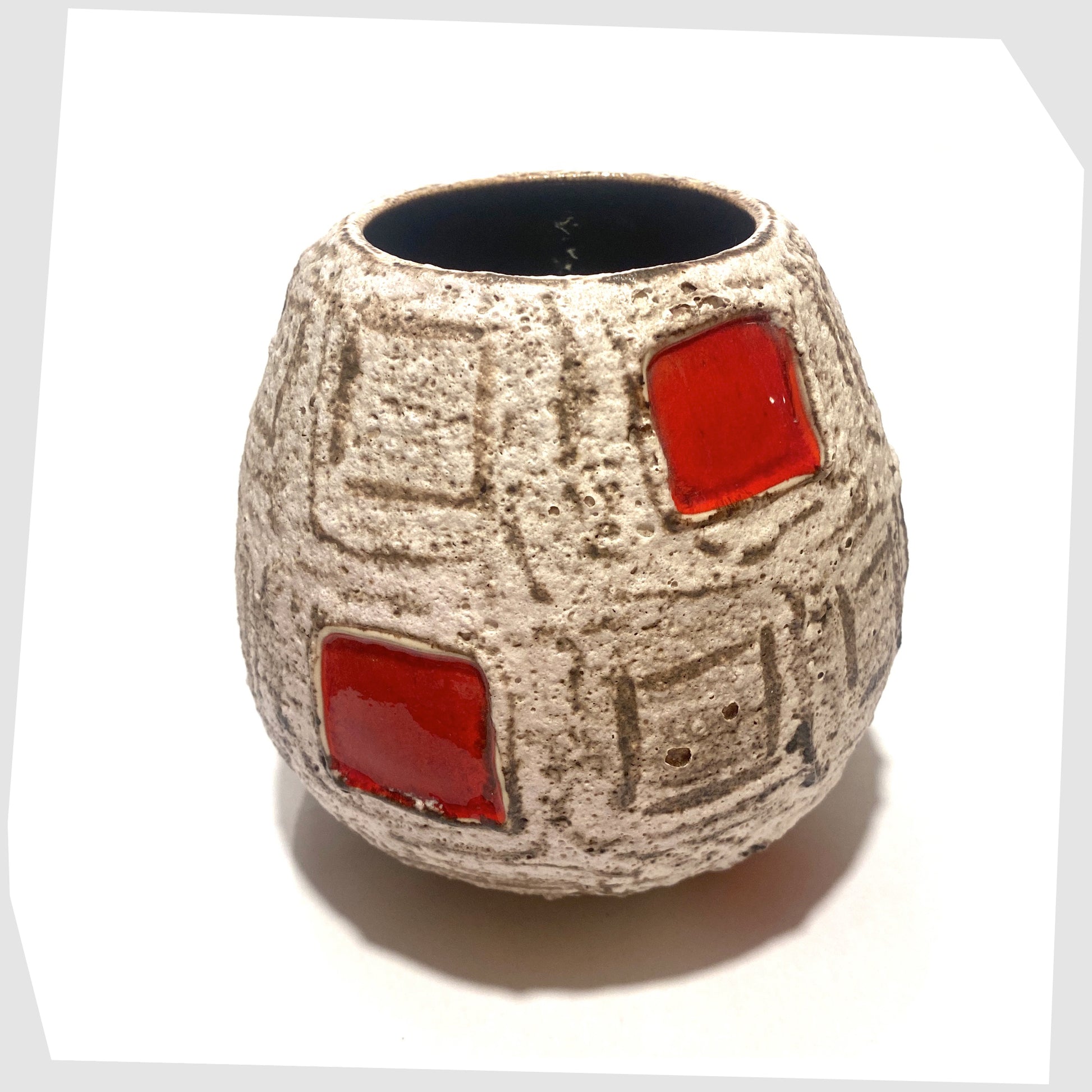 top rim of the Schlossberg Keramik 259-14 Vase in light coloured fat lava with red squares