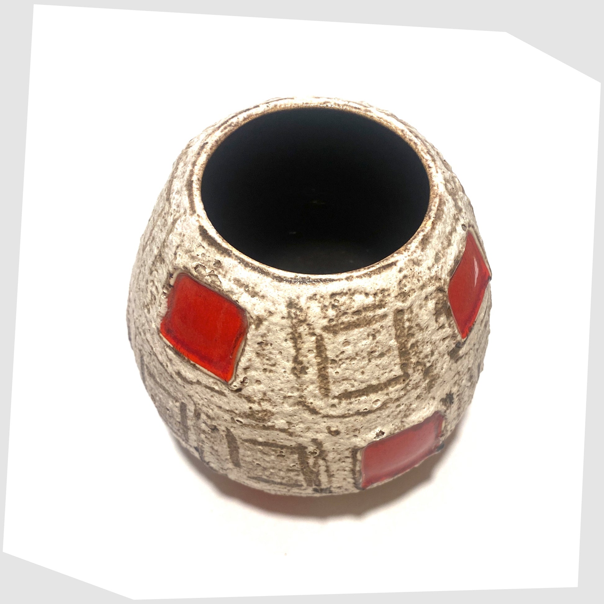 spherical Schlossberg Keramik 259-14 Vase in light coloured fat lava with red squares