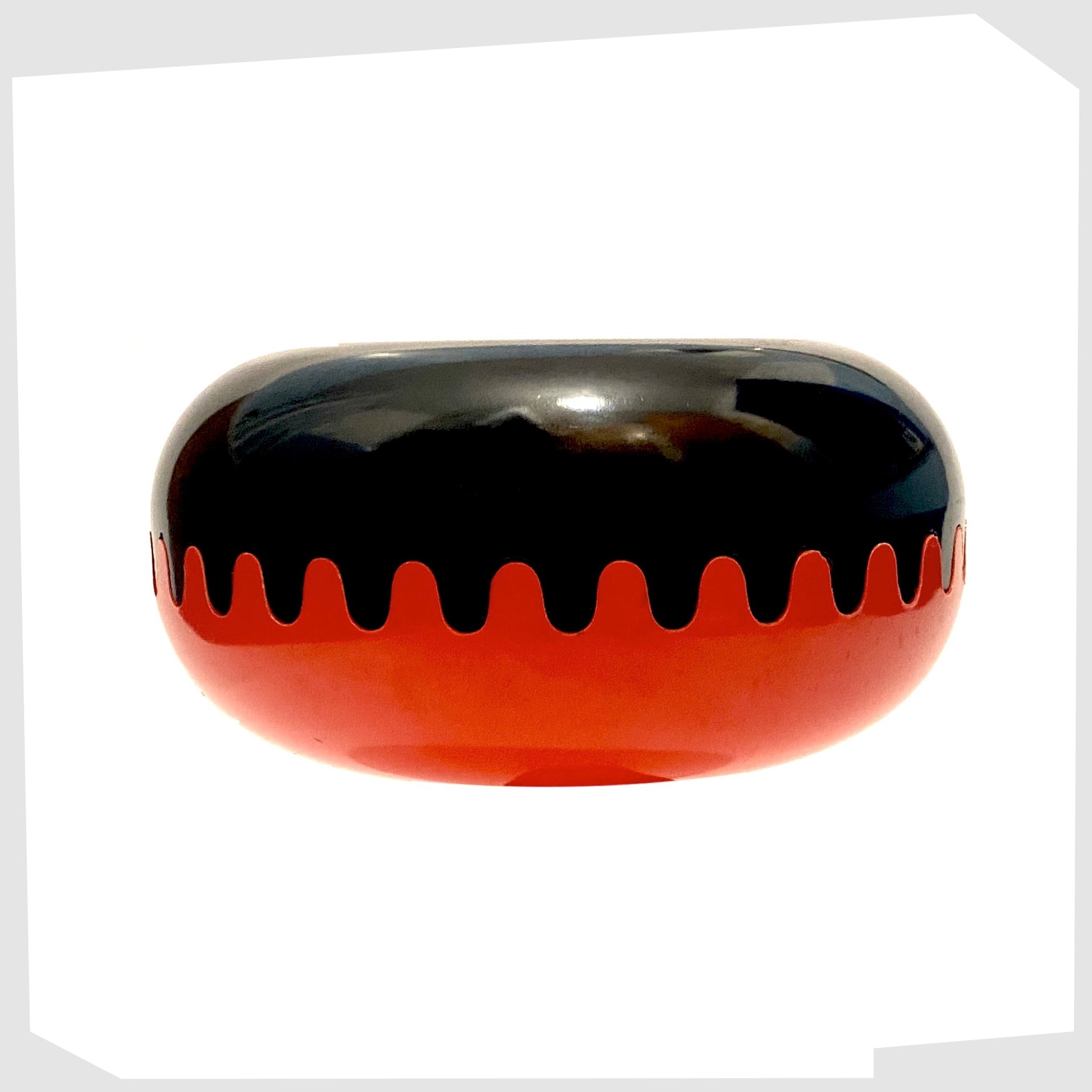 black-and-red-clam-ashtray-designed-by-alan-fletcher-for-pentagram