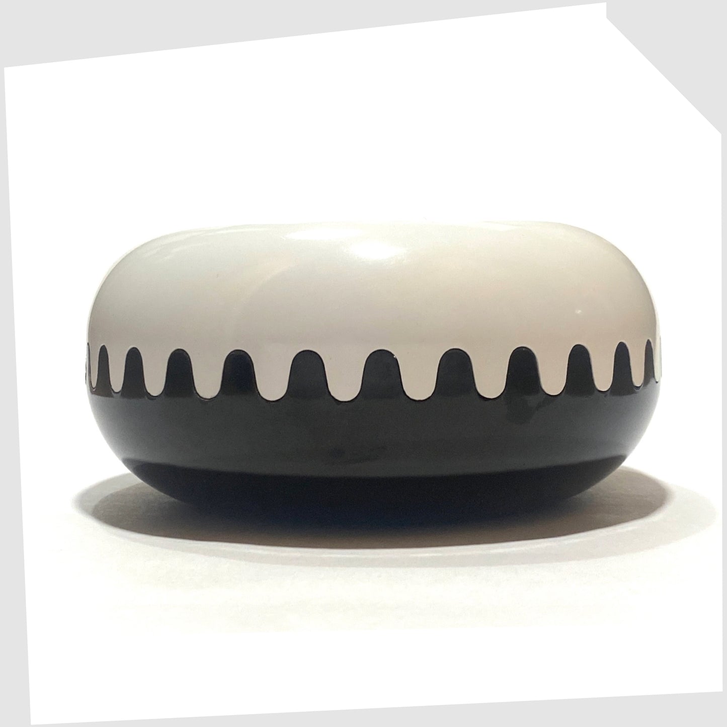 clam ashtray consisting of one black and one white clam with ribbed teeth