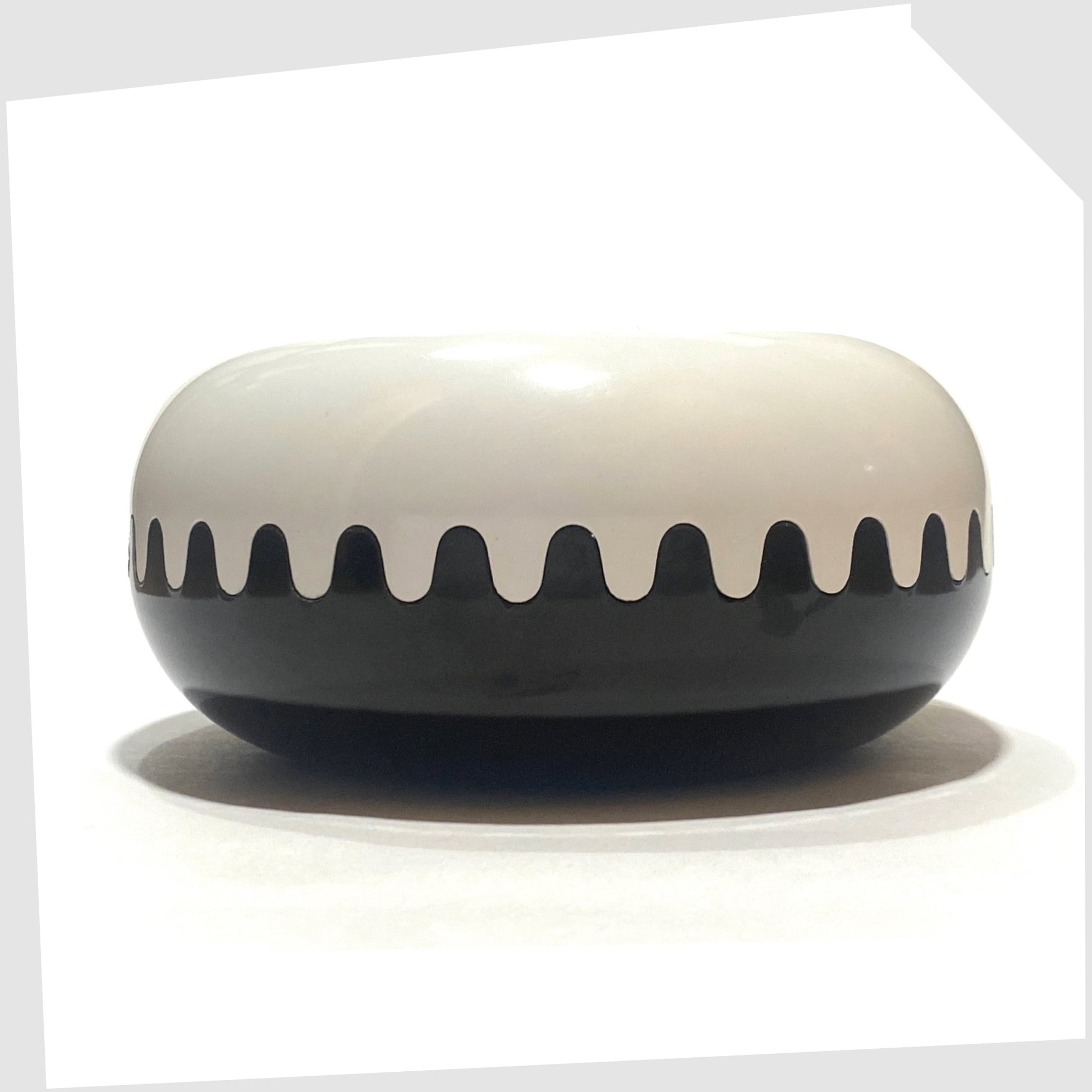 clam ashtray consisting of one black and one white clam with ribbed teeth