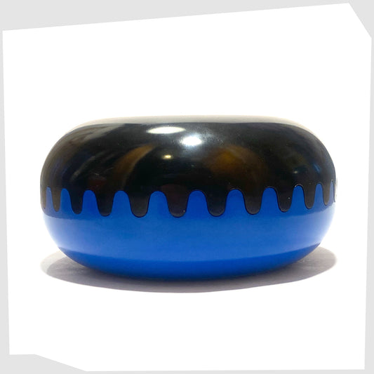 Vintage Clam Ashtray designed by Alan Fletcher, one bold blue Pentagram clam and one black Mebel clam