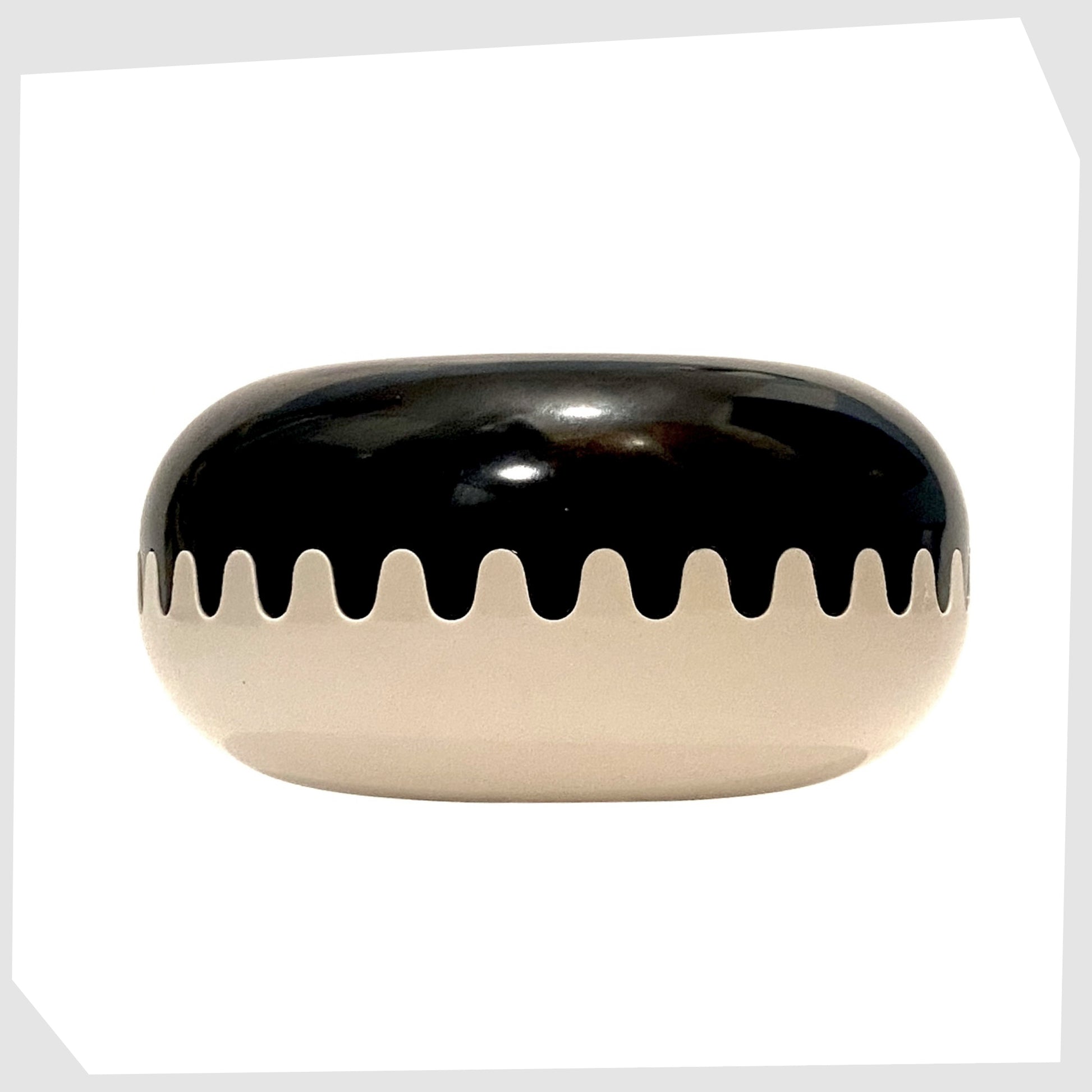 clam-ashtray-in-black-and-white-designed-by-alan-fletcher