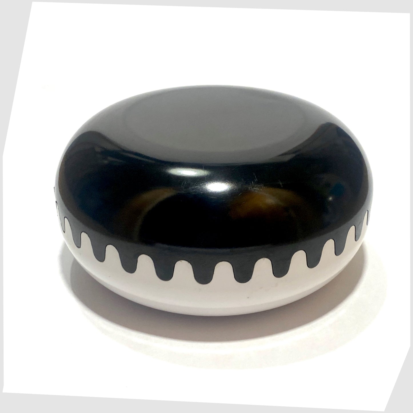 black and white alan fletcher clam ashtray made by Mebel