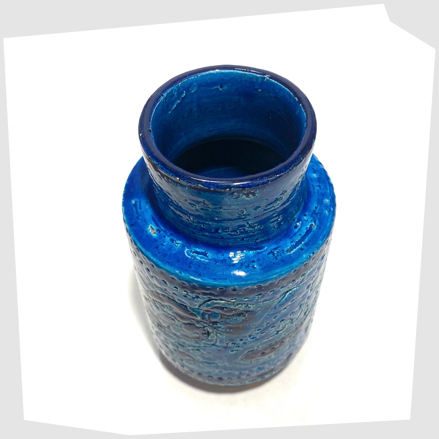 Overhead view of the Bitossi Liberty Vase in rimini blu glaze, designed by Aldo Londi, featuring a central band of impressed aisley patterns, shown on a white background