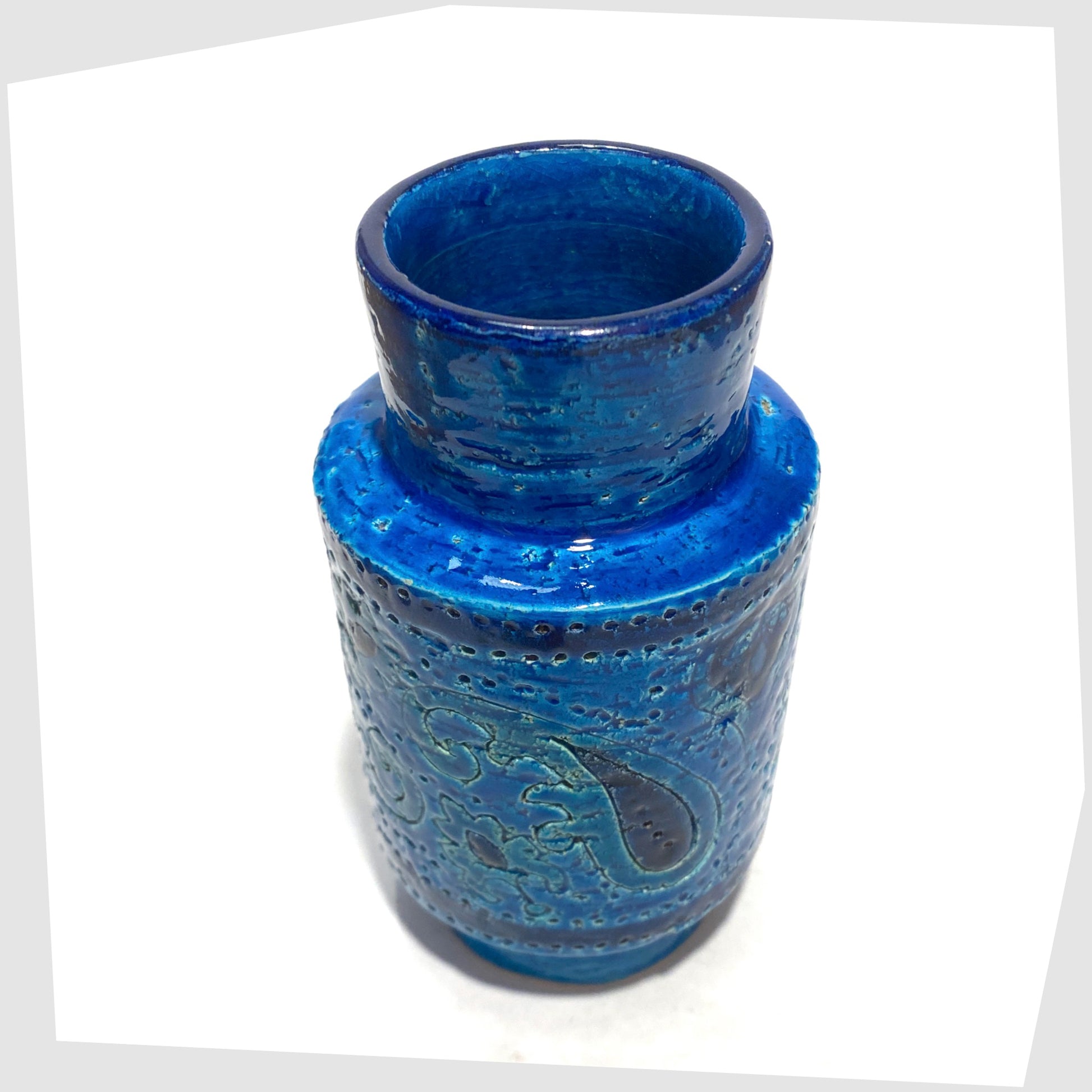 top rim of the Bitossi Liberty Vase in rimini blu glaze, designed by Aldo Londi, featuring a central band of impressed aisley patterns, shown on a white background