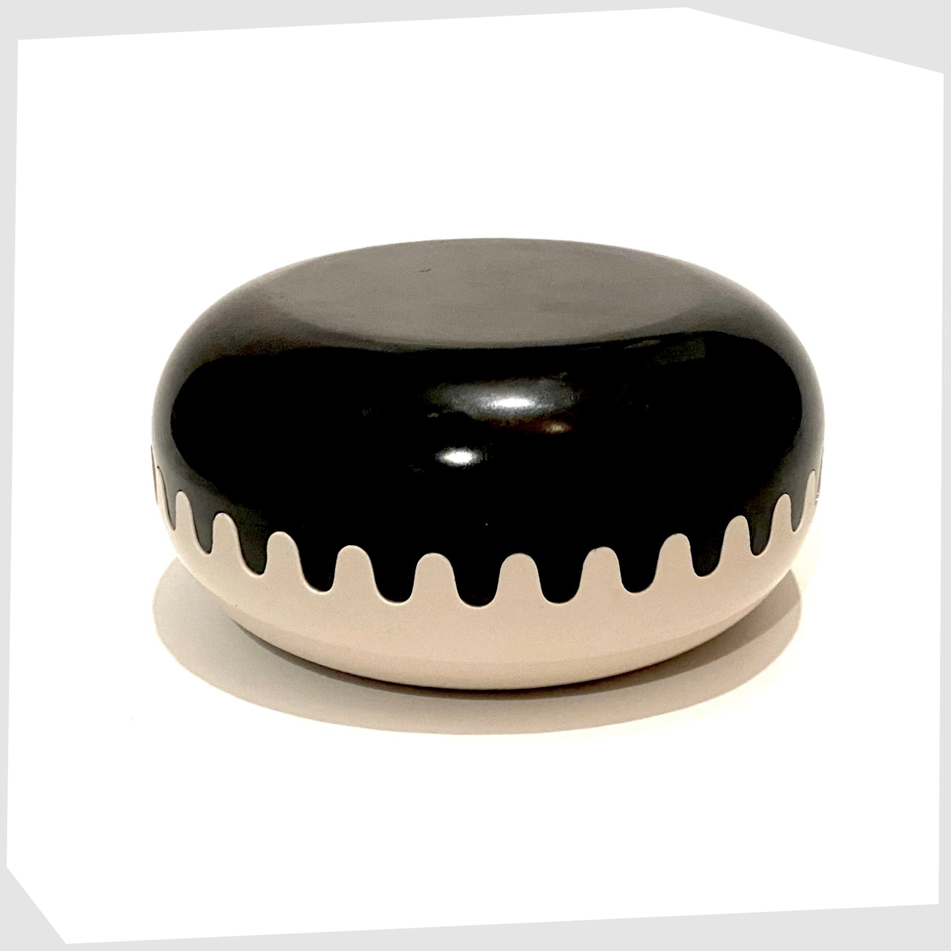 alan-fletcher-clam-ashtray-by-pentagram-design-in-black-and-white