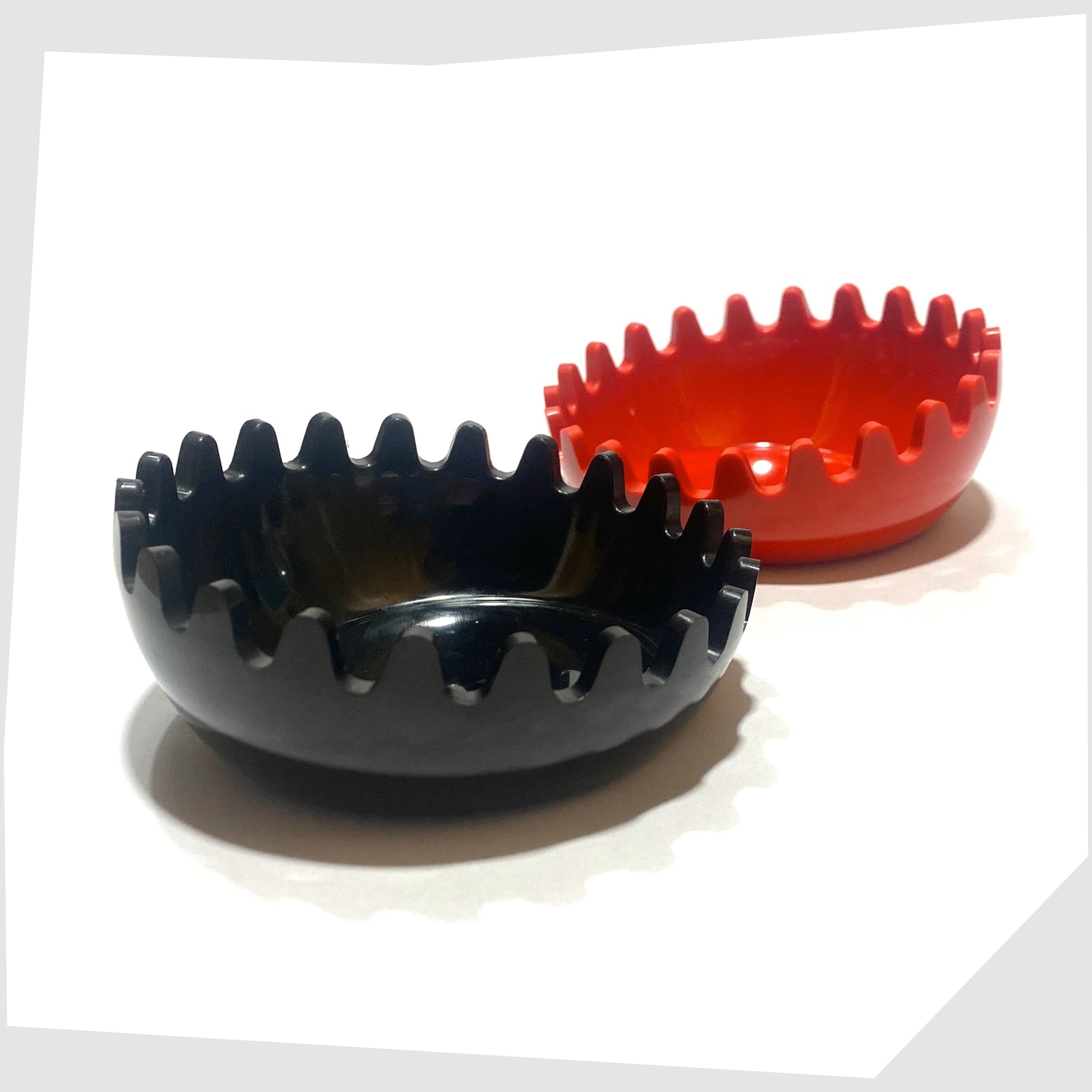 open red and black clam ashtray by Ornamin, West German, consisting of two interlocking clams with ribbed teeth