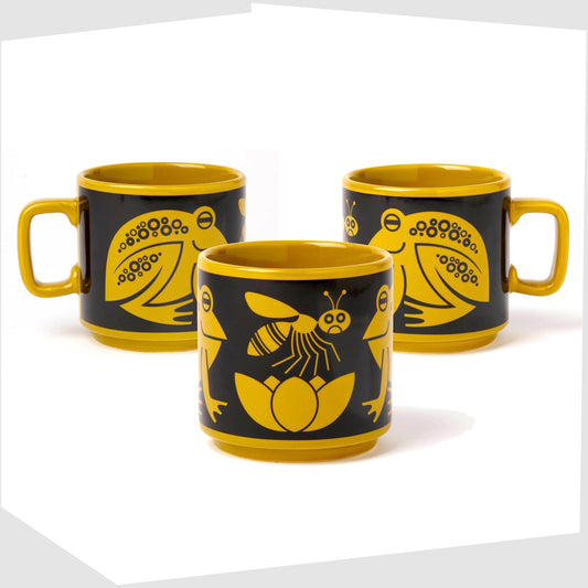 magpie x hornsea frog mug, featuring an illustration of two frogs surrounding a bug on a flower