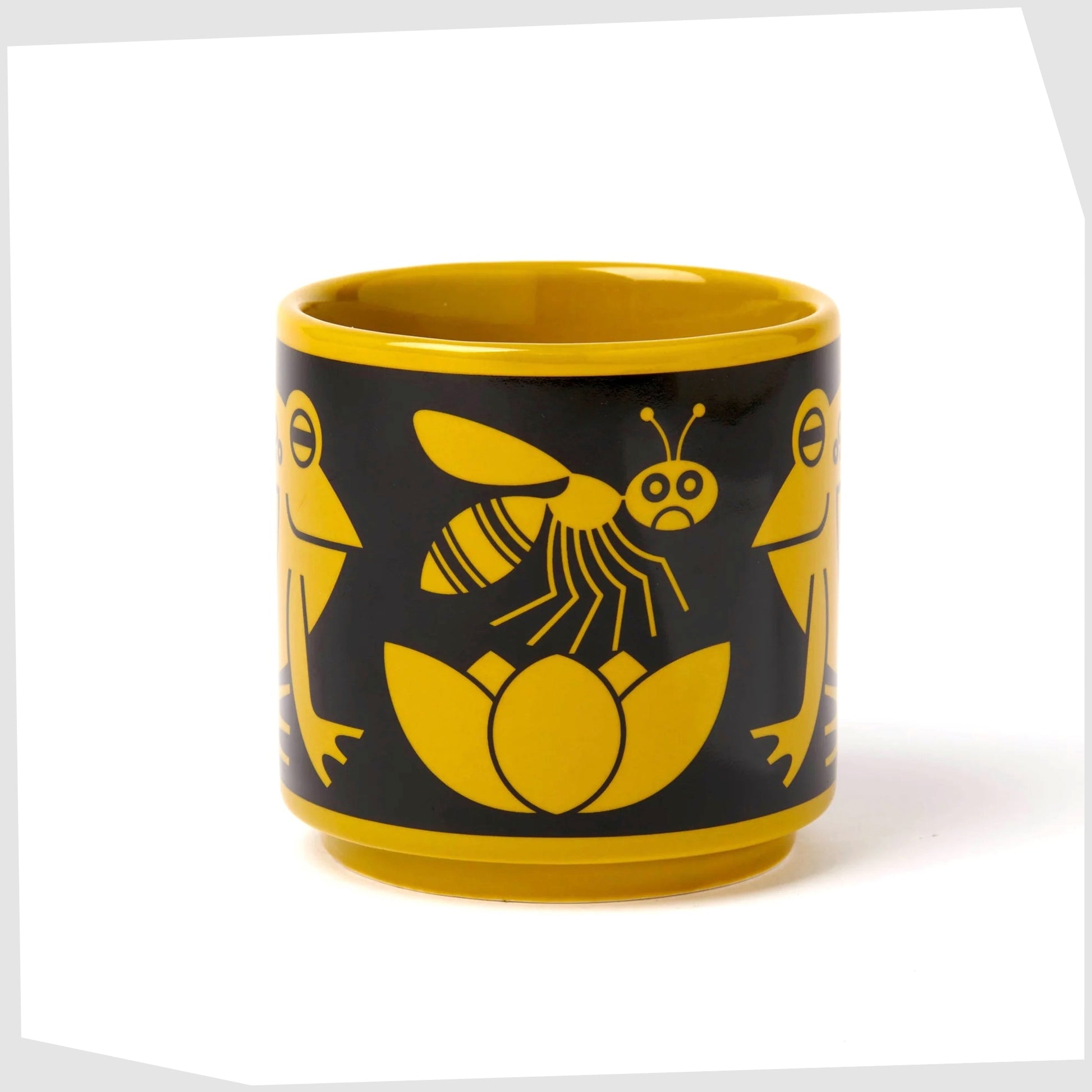 magpie x hornsea frog mug. Charteuse yellow mug featuring an illustration of two frogs surrounding a concerned bug