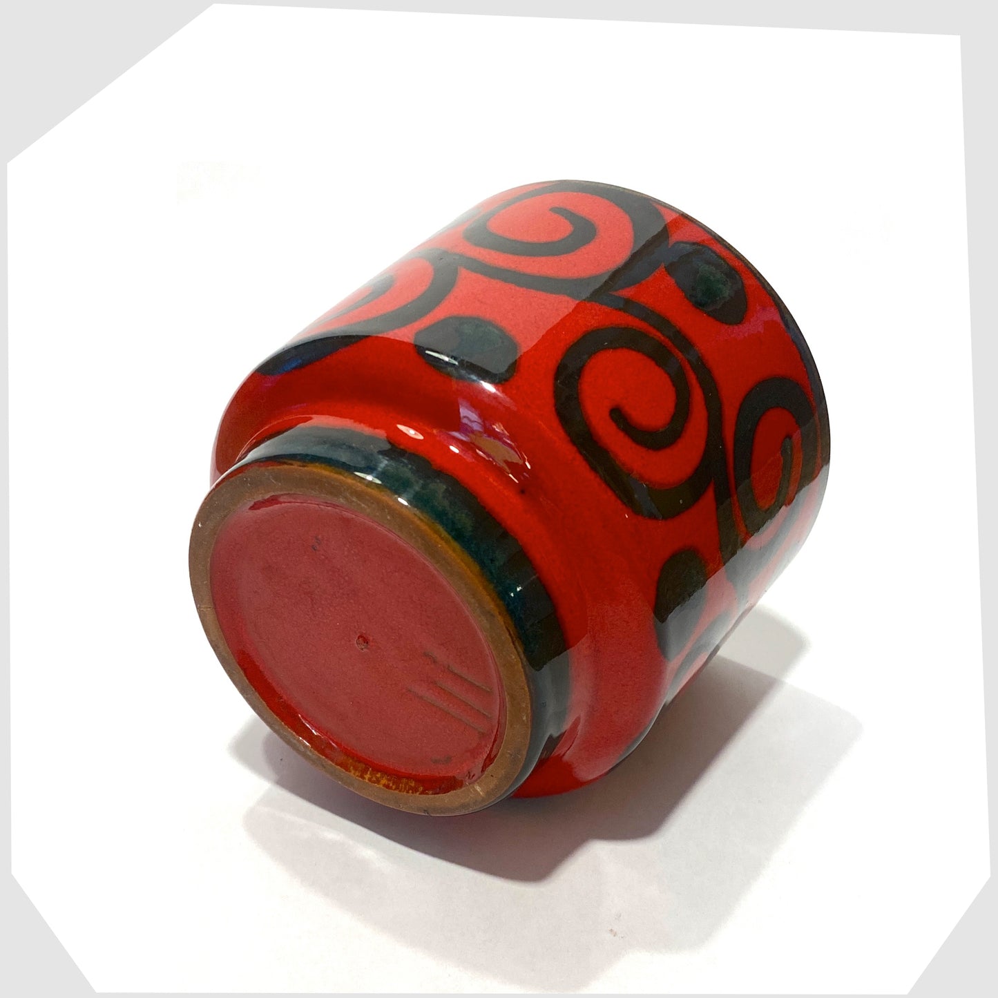base of the marei keramik planter in red with black swirls