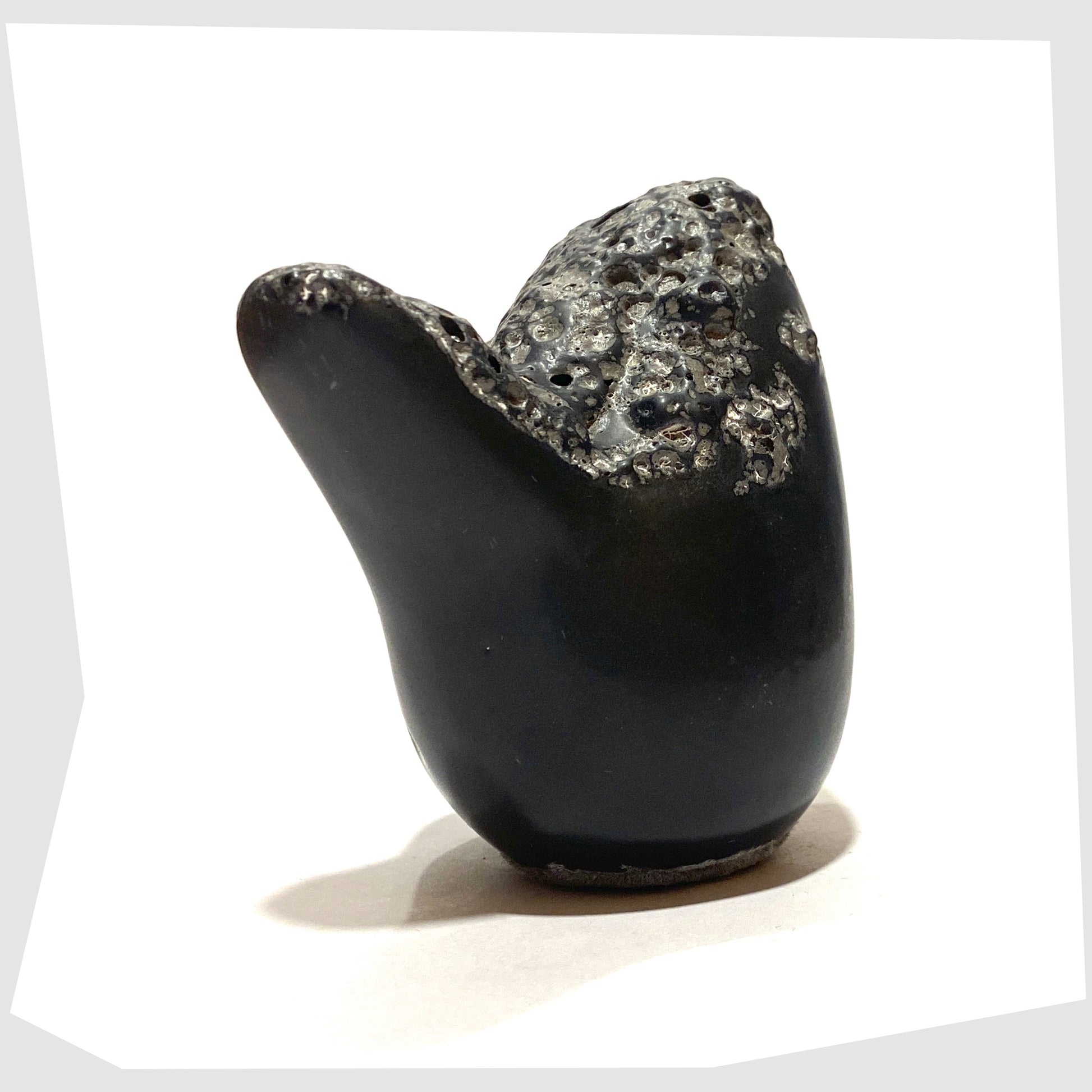 rear of the otto keramik ceramic bird in black glaze with deep fat lava