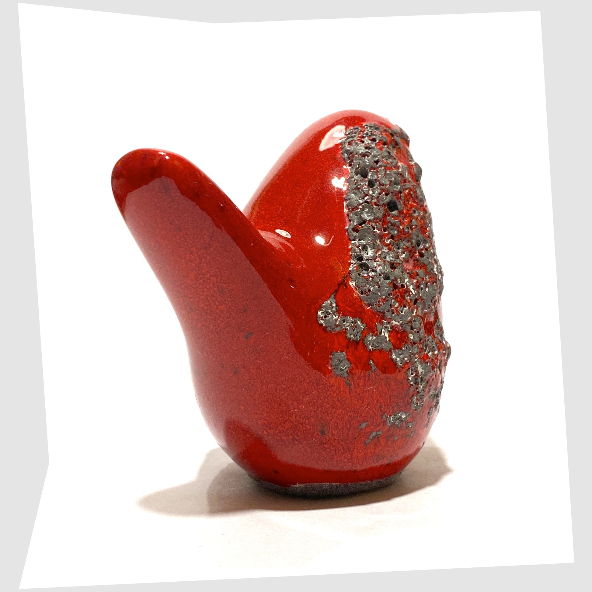 tail of the otto keramik ceramic bird in red with grey fat lava glaze.