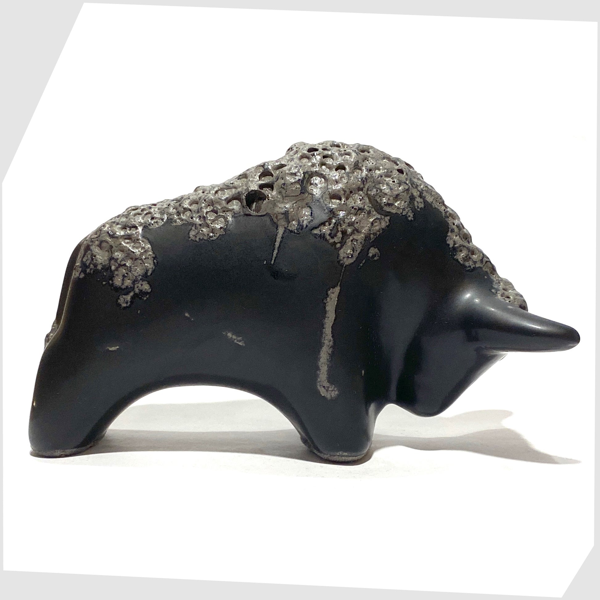 otto keramik bull in all-over matte black with a textured band of fat lava