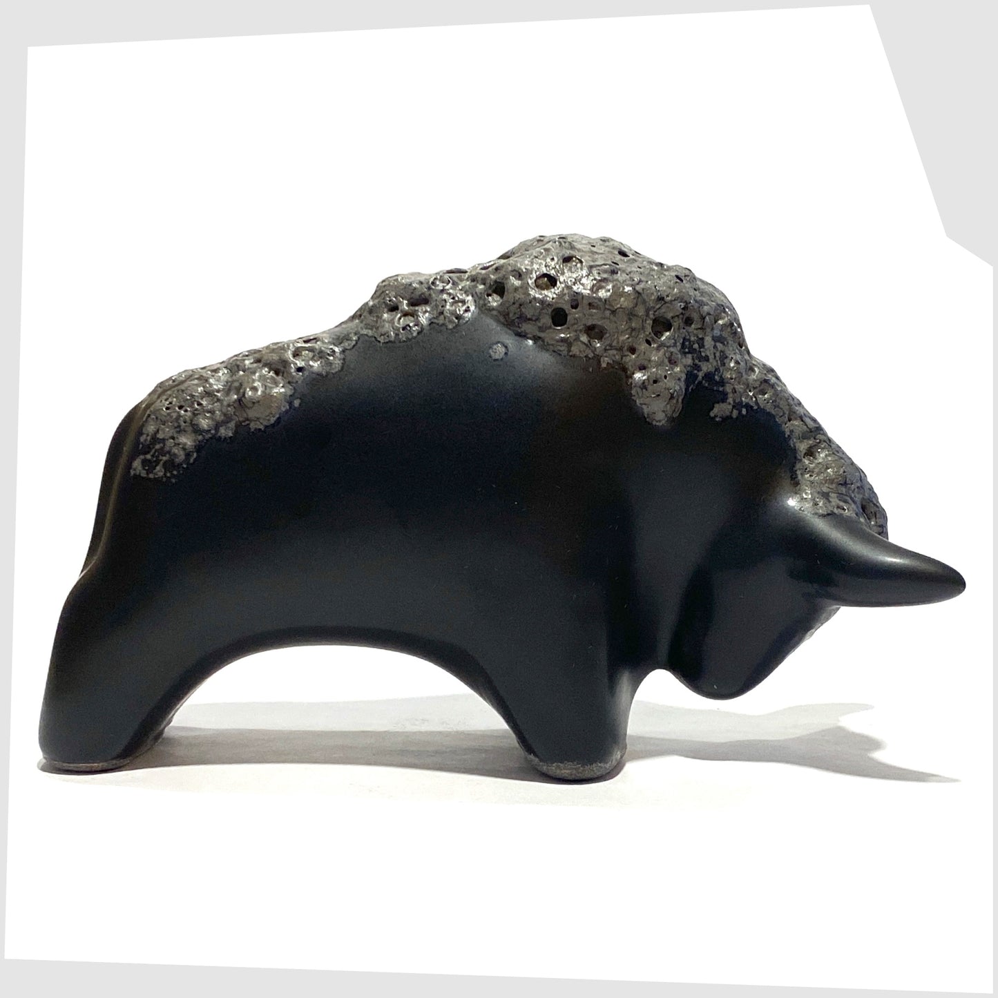 otto keramik bull in all-over matte black with a textured band of fat lava