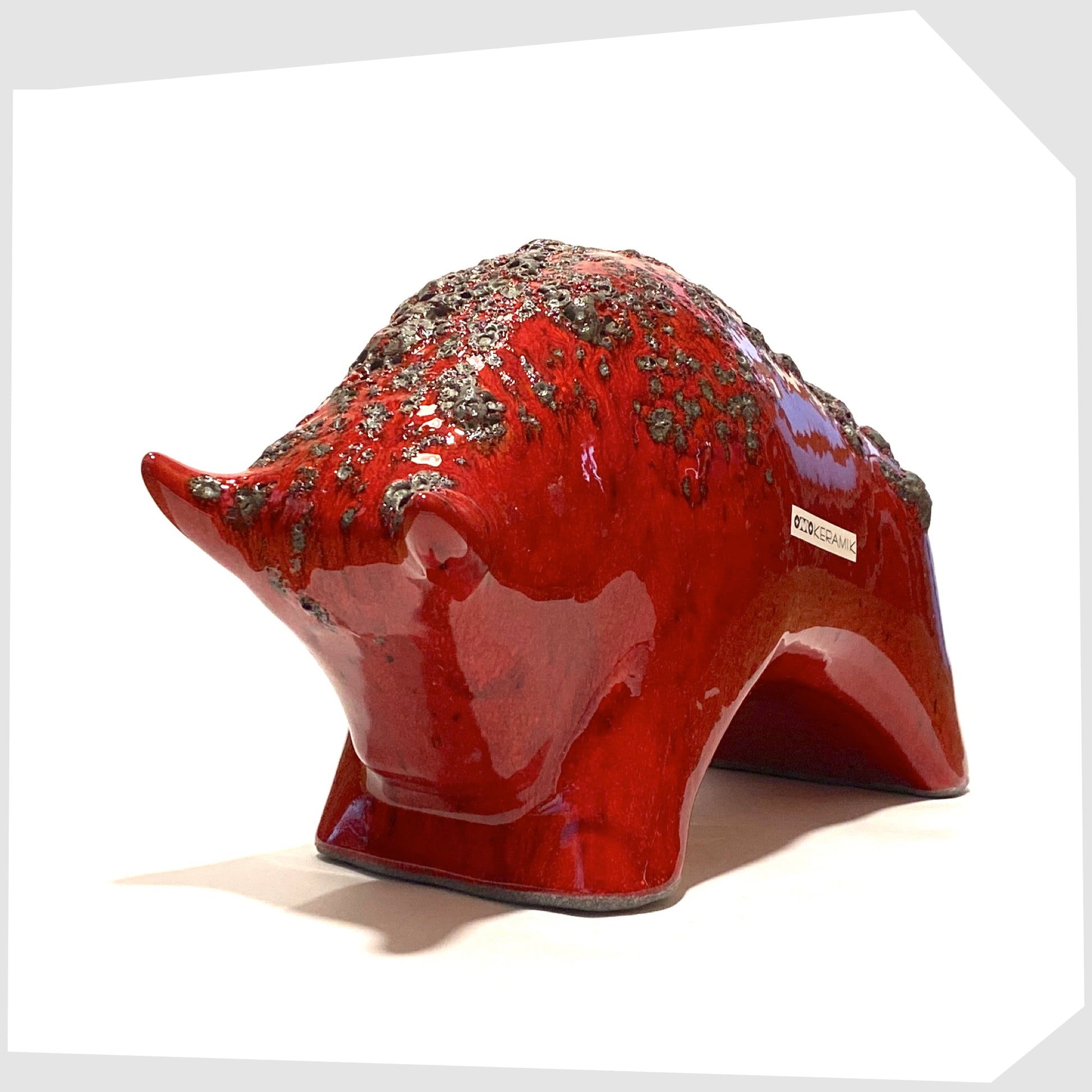 front horns of the large large otto keramik ceramic bull-shaped ornament in volcanic red fat lava glaze