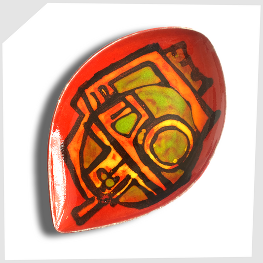 poole pottery delphis teardrop dish, shape 91, designed by Carol Cutler. Teardrop-shaped ceramic plate in a red delphis glaze with green and orange abstract form