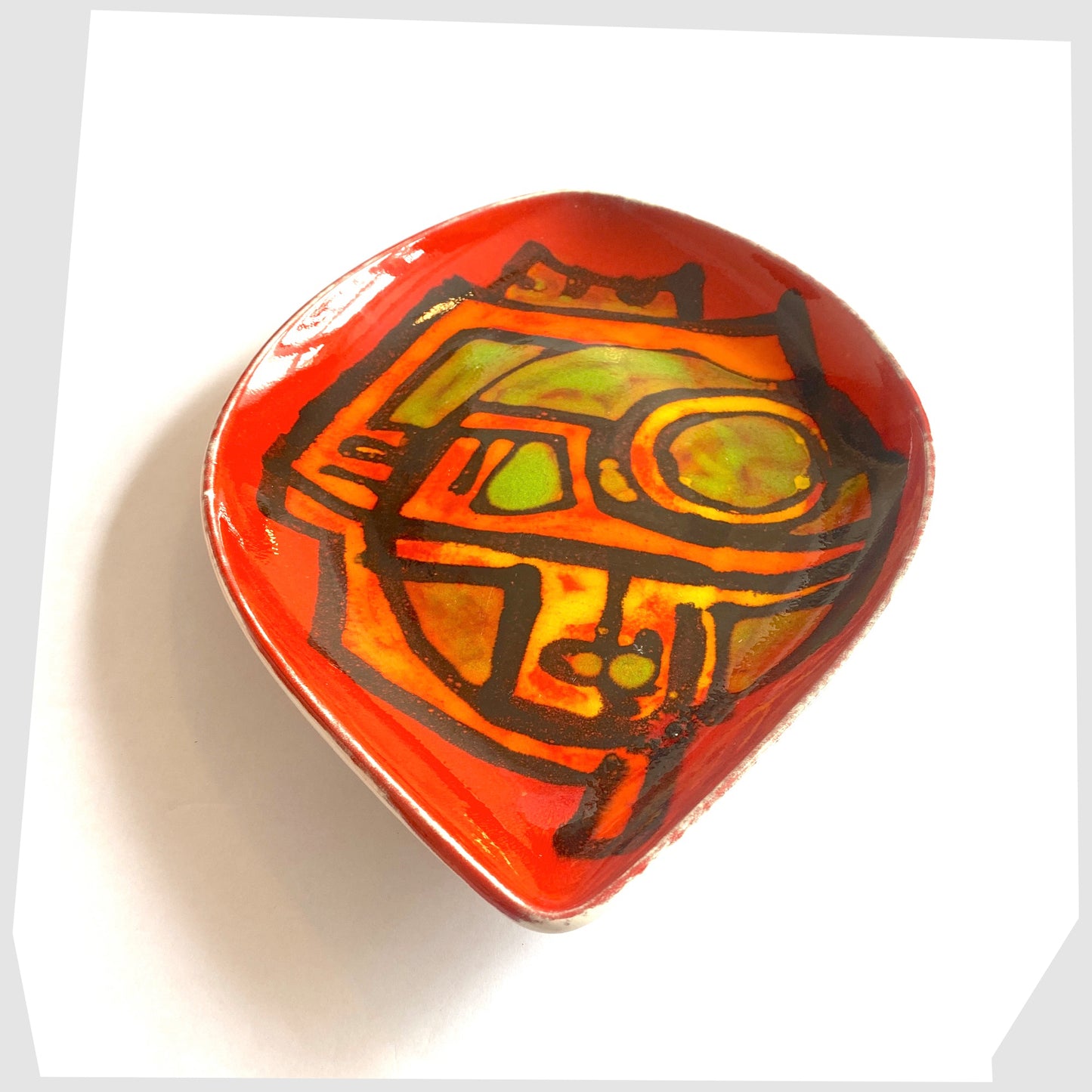 vintage 1960s poole pottery delphis teardrop dish, shape 91, designed by Carol Cutler. Teardrop-shaped ceramic plate in a red delphis glaze with green and orange abstract form