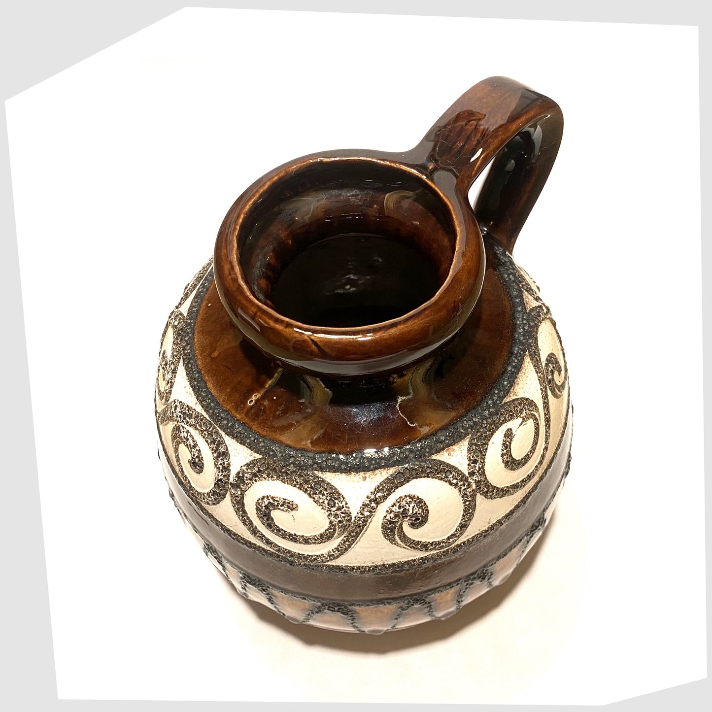 opening on the scheurich keramik 484-21 vase in chestnut brown with white and amber bands