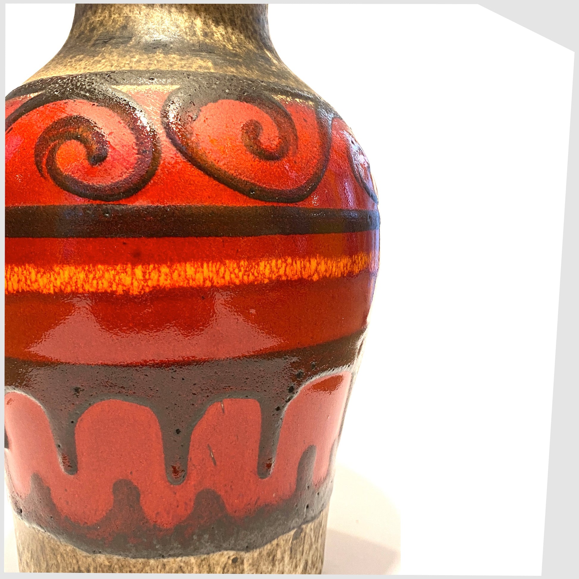 scheurich keramik 490-25 vase, in volcanic red with black fat lava swirls