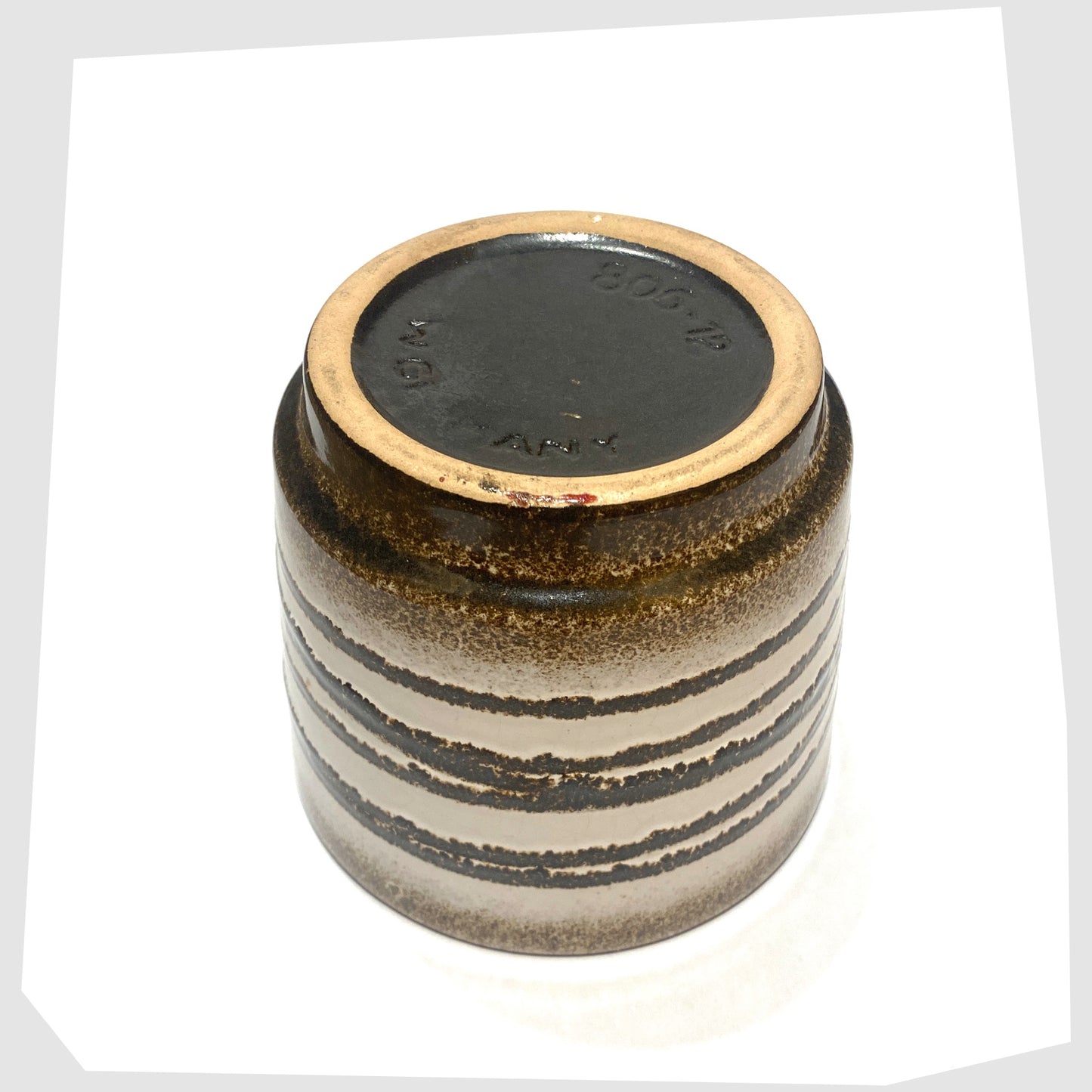 base of the scheurich keramik 806-12 planter finished in a monochrome glaze with fat lava swirls