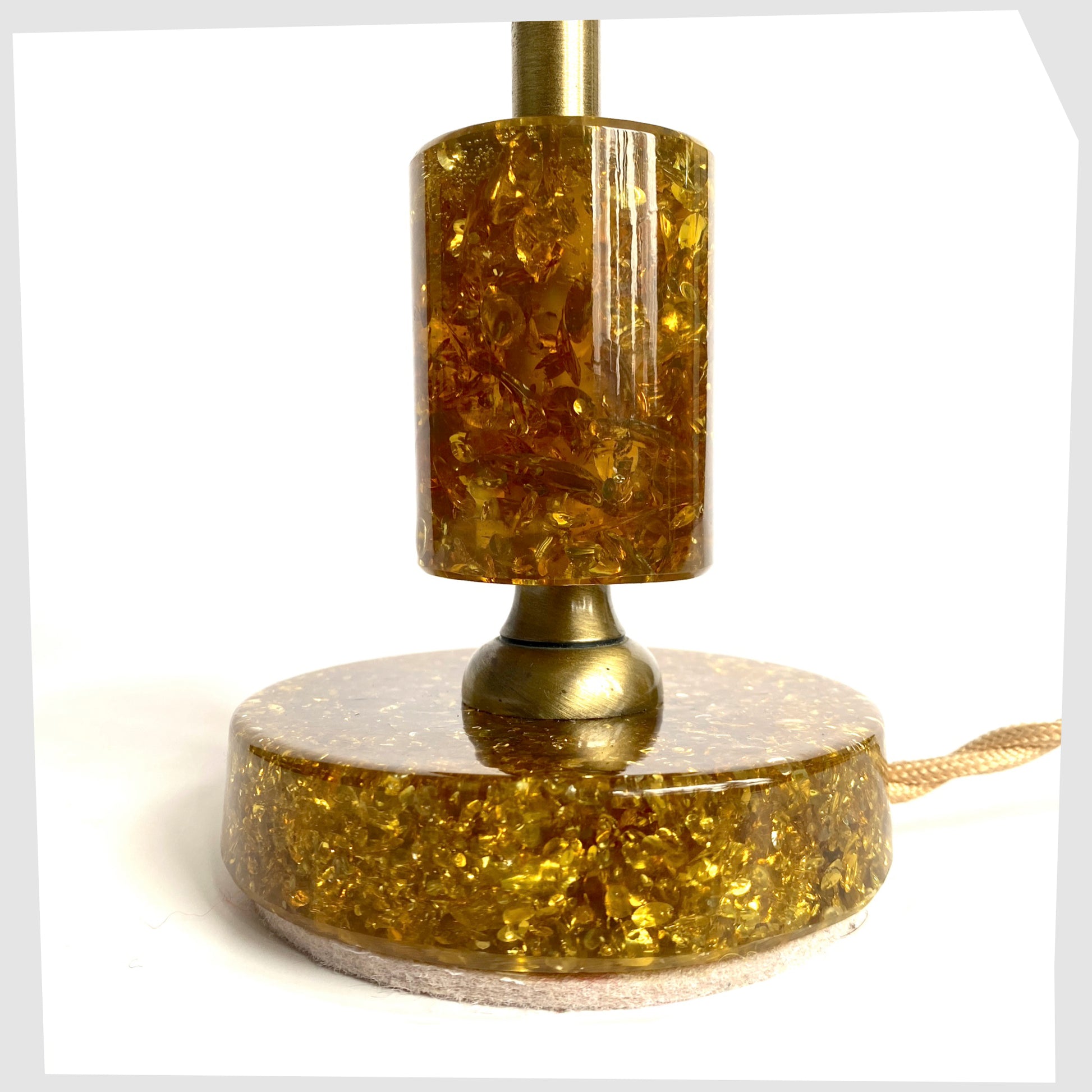 shattaline-table-lamp-base-with-gold-fractal-resin-sections