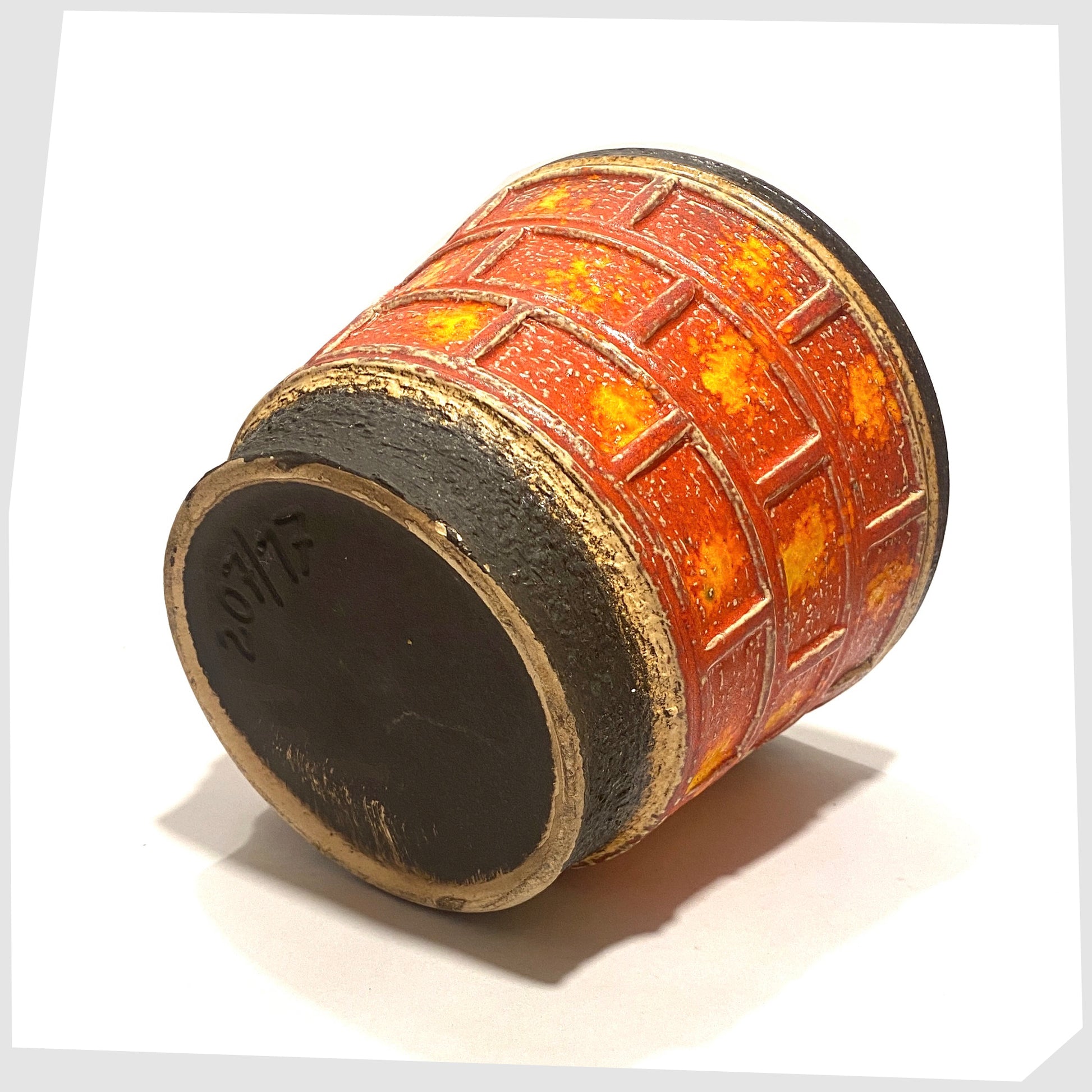 base of the U-Keramik 207/17 Planter in a red and orange tile pattern
