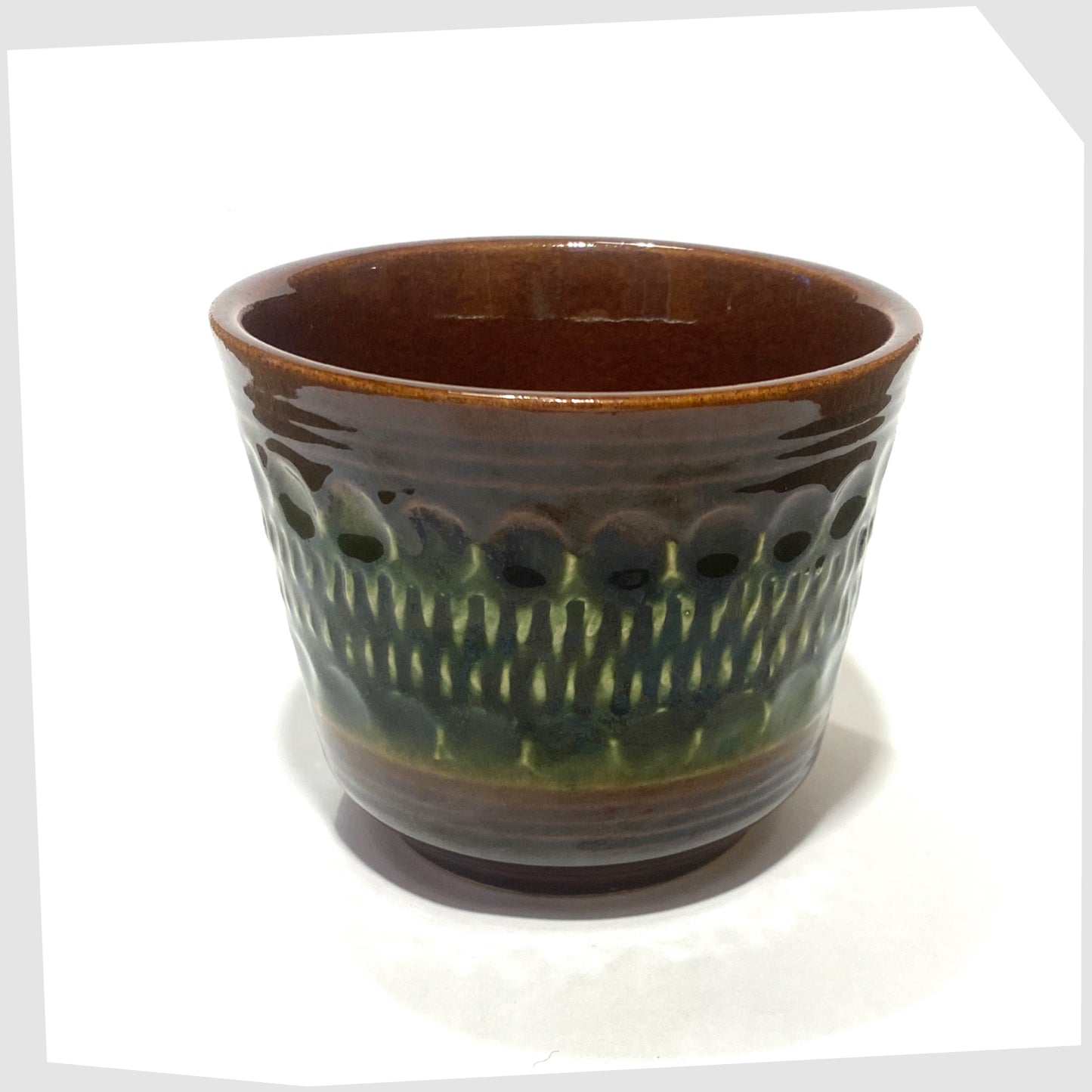 top rim of the bay keramik 44-12 planter featuring a textured chestnut brown base with green central band